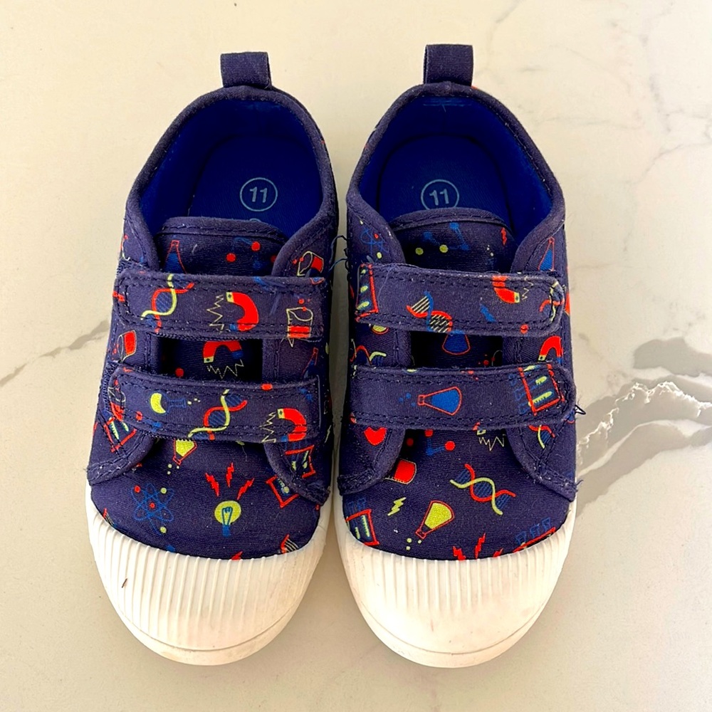 Cute toddler boys sneakers in size 11!